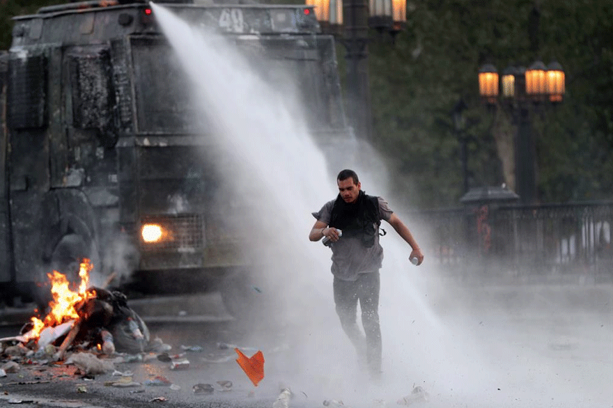 Ξύλο και δακρυγόνα σε αντικυβερνητικές διαδηλώσεις στη Χιλή