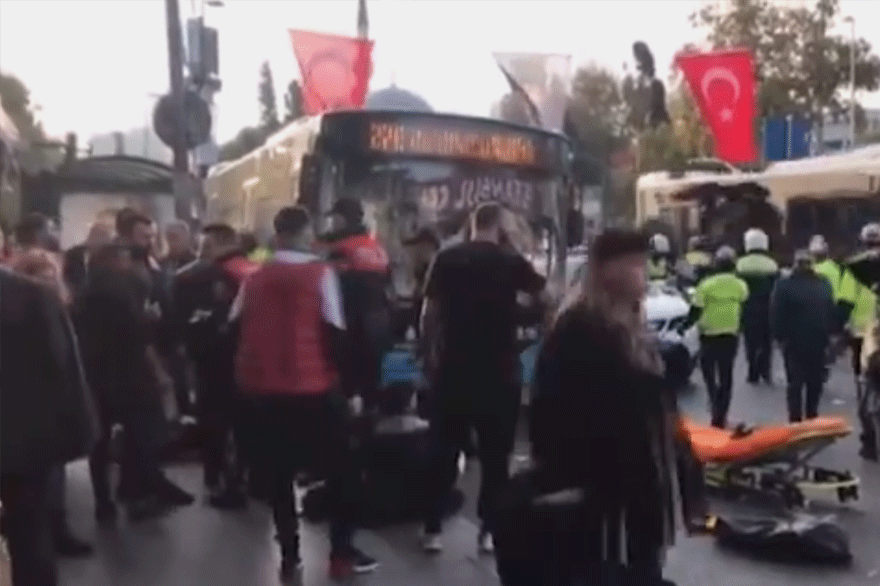 Πανικός στην Κωνσταντινούπολη όπου λεωφορείο έπεσε πάνω σε στάση και ο οδηγός του επιτέθηκε με μαχαίρι κατά πολιτών
