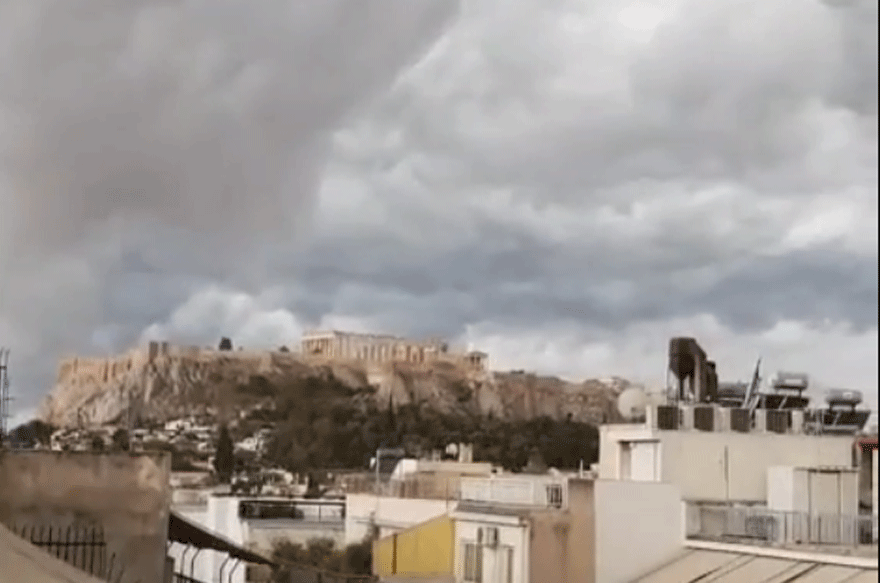 Σύννεφα πάνω από την Ακρόπολη λίγο πριν την καταιγίδα