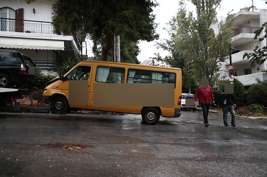 Τροχαίο με σχολικό στη Βούλα