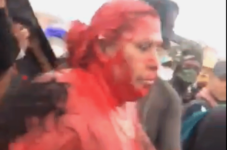 Βολιβία: Διαδηλωτές κούρεψαν δήμαρχο και την περιέλουσαν με κόκκινη μπογιά