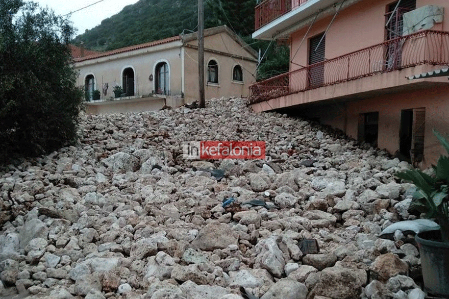 Η πλαγιά «κατέβηκε» στον δρόμο: Εικόνες καταστροφής στο Νυφί Κεφαλονιάς