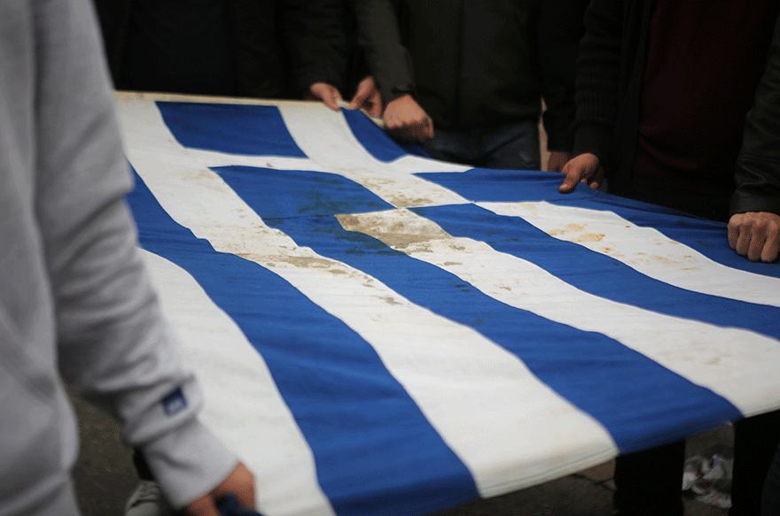 Πολυτεχνείο: Πορεία προς την αμερικανική πρεσβεία - Φοιτητές κρατούν στα χέρια τους την αιματοβαμμένη ελληνική σημαία