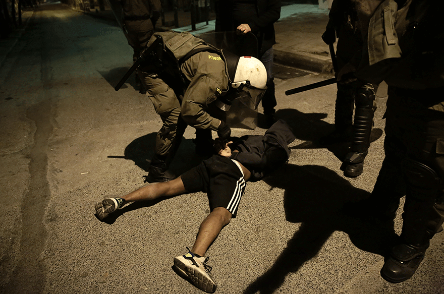 Ένταση και προσαγωγές στα Εξάρχεια μετά την πορεία του Πολυτεχνείου