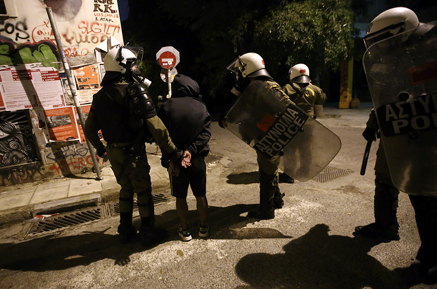 Προσαγωγές και συλλήψεις στα Εξάρχεια