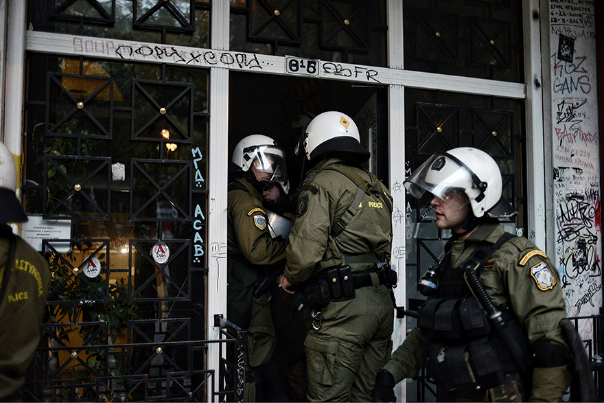 Δυνάμεις των ΜΑΤ στα Εξάρχεια πρόλαβαν κουκουλοφόρους πριν «ταμπουρωθούν» σε ταράτσα κτιρίου