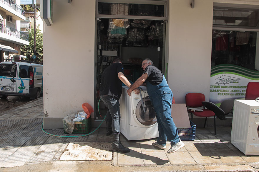 Κάτοικοι στην Καρδίτσα μεταφέρουν ένα πλυντήριο - Μεγάλη η καταστροφή για τους επιχειρηματίες της πόλης από τις πλημμύρες