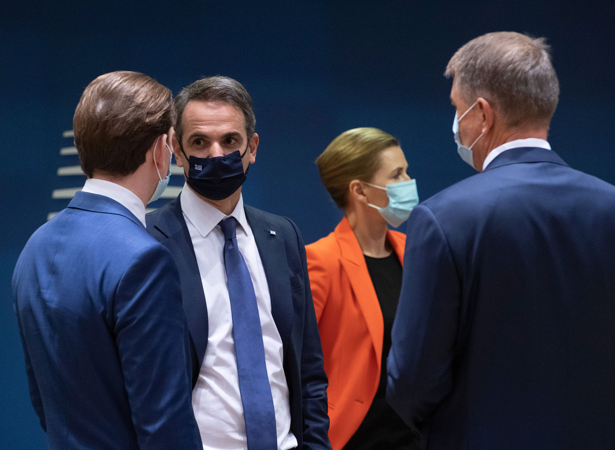 Ο πρωθυπουργός Κυριάκος Μητσοτάκης συνομιλεί με τον καγκελάριο της Αυστρίας Σεμπάστιαν Κουρτς στη Σύνοδο Κορυφής της ΕΕ στις Βρυξέλλες