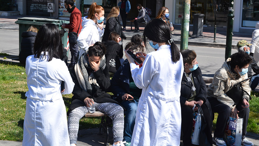 Πολίτες έχουν βγει σε πλατεία της Λάρισας, μετά τον ισχυρό σεισμό που ταρακούνησε την περιοχή της Θεσσαλίας, Τετάρτη 3 Μαρτίου 2021 