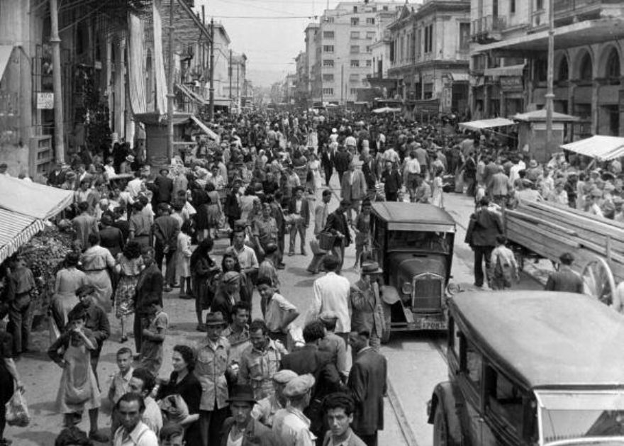 Οδός Αθηνάς και Βαρβάκειος Αγορά, 1946. Φωτογραφία του Paul Popper