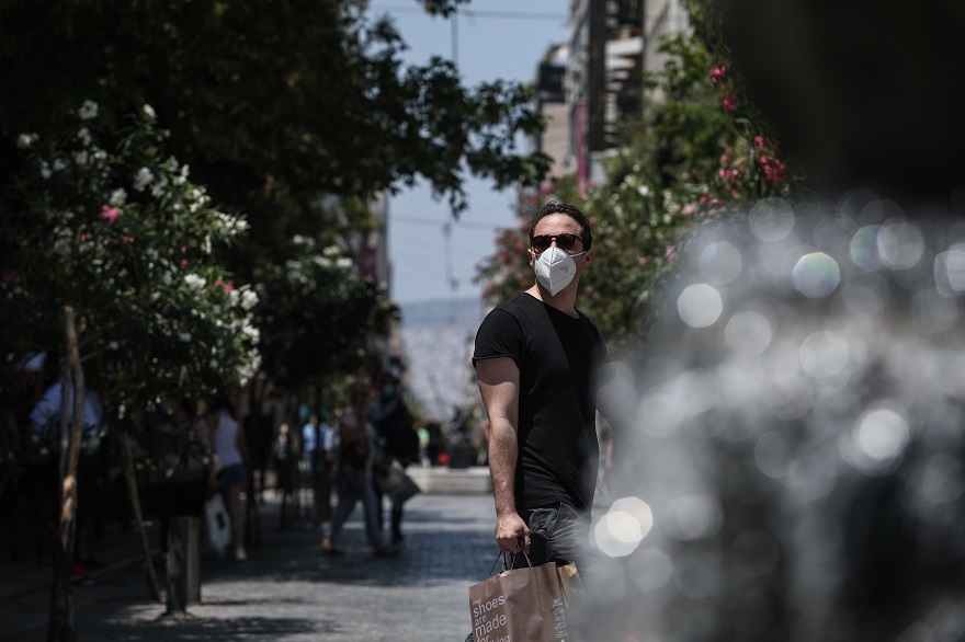 Άνδρας με μάσκα στο κέντρο της Αθήνας