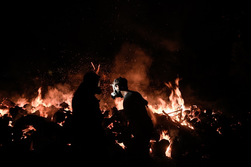 Μάχη με τις φλόγες στον Άγιο Στέφανο - Δύσκολη νύχτα στην Αττική