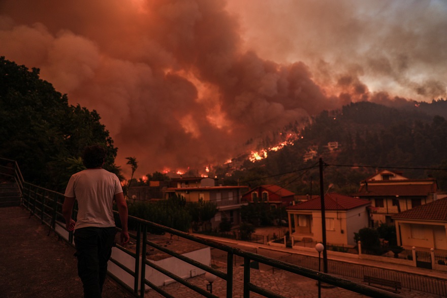 Φωτιά στην Εύβοια: Μάχη για να μην φτάσουν οι φλόγες σε σπίτια στις Γούβες