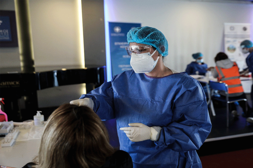 Υγειονομικός διενεργεί δωρεάν rapid test για κορωνοϊό - Σε 170 σημεία τα κινητά κλιμάκια του ΕΟΔΥ αύριο Τετάρτη 20 Οκτωβρίου 2021