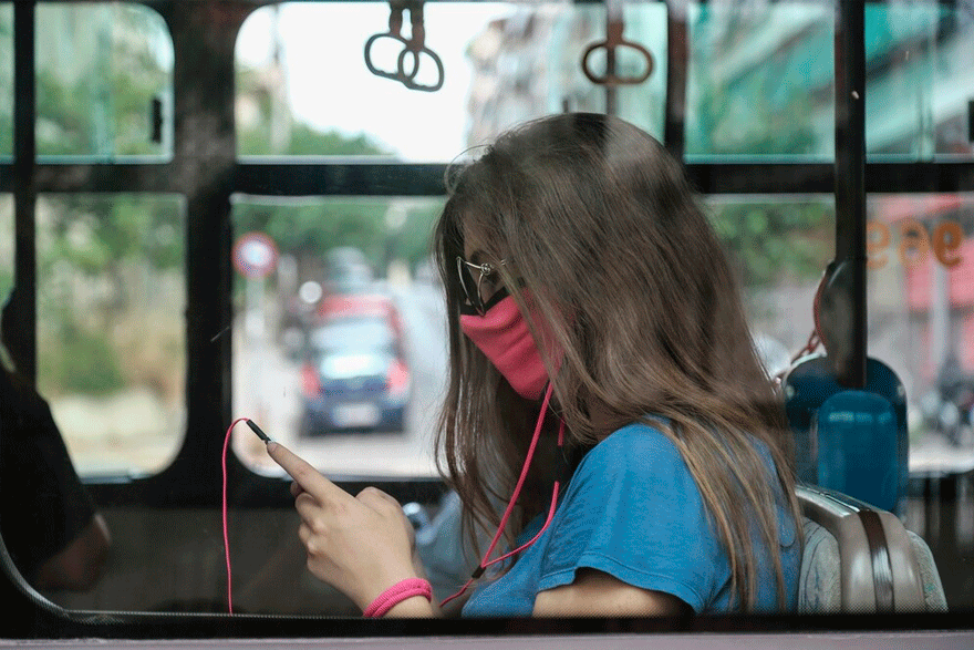 Κοπέλα με μάσκα για κορωνοϊό σε λεωφορείο - Τα νέα κρούσματα σήμερα Τετάρτη 20 Οκτωβρίου 2021 ανακοίνωσε ο ΕΟΔΥ