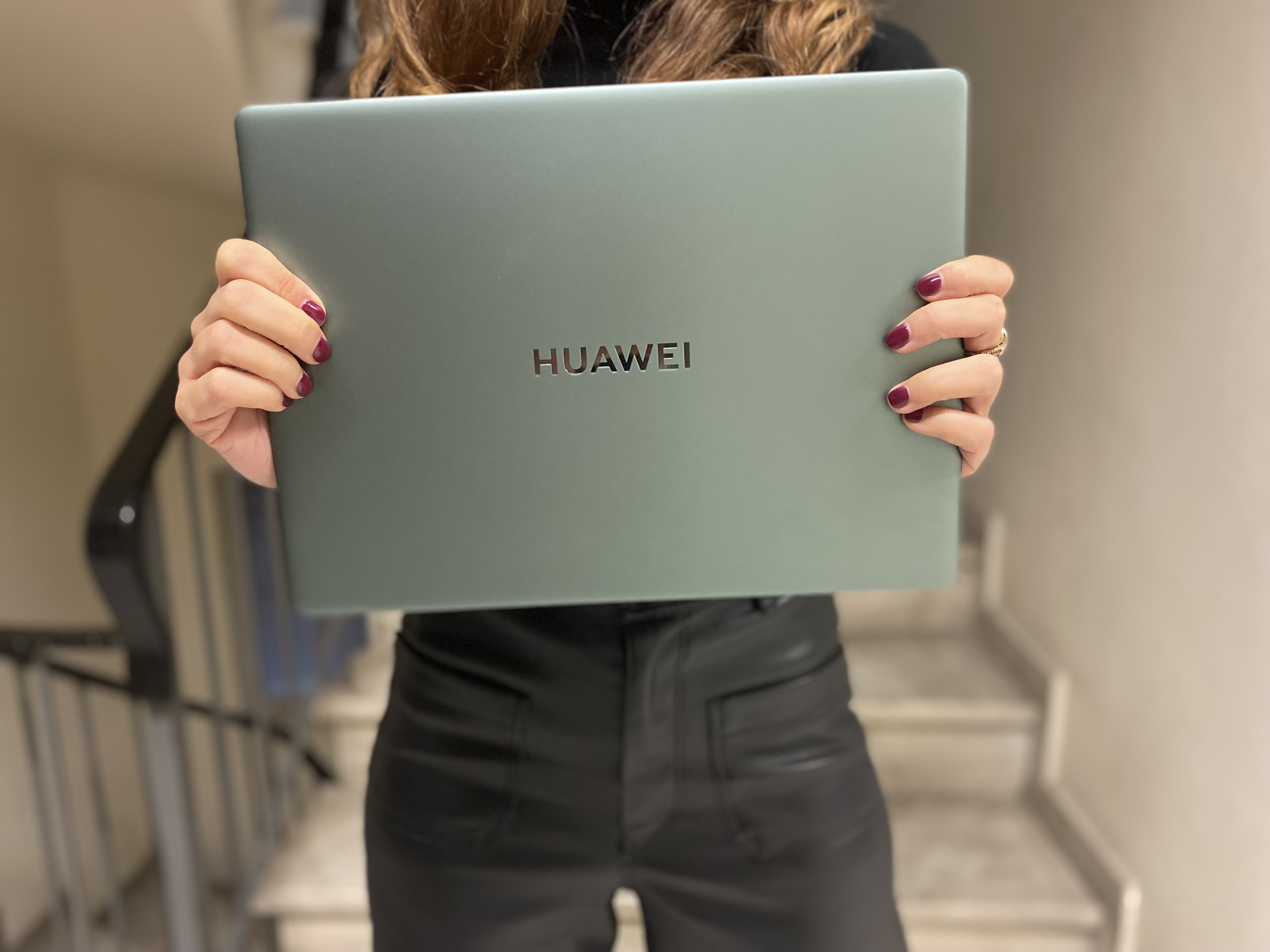 Το laptop Matebook 14s της HUAWEI σε πράσινο-γκρί χρώμα