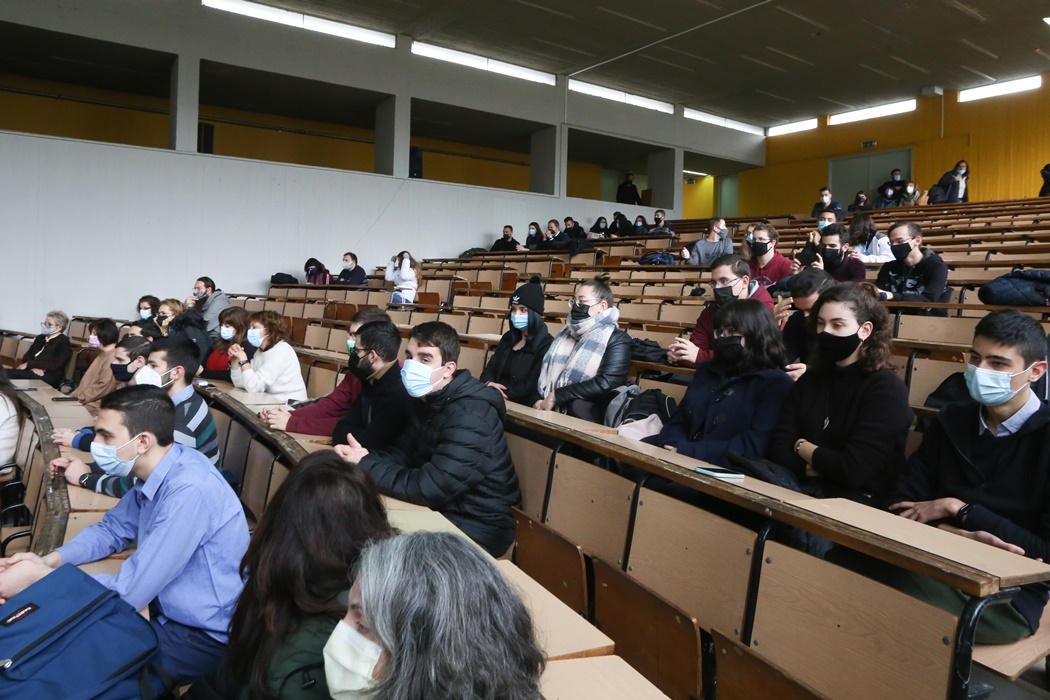 Φοιτητές φορούν τις μάσκες τους κατά τη διάρκεια μαθήματος σε αμφιθέατρο