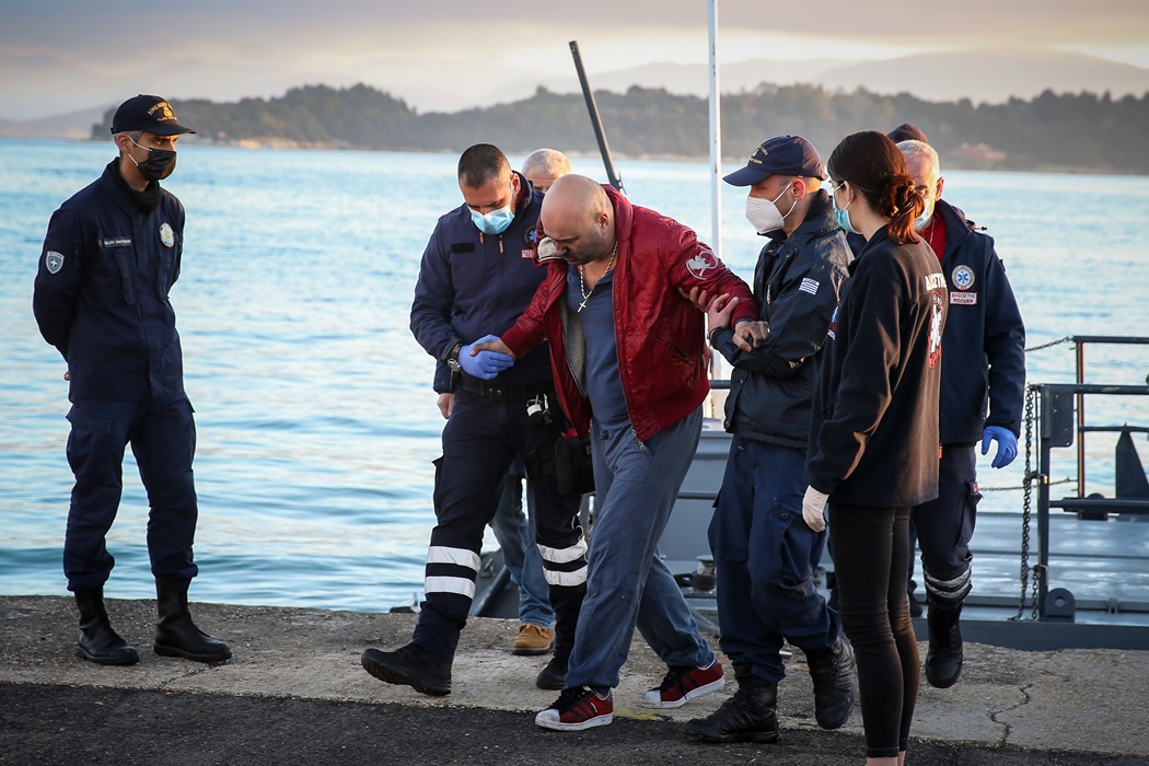 Επιβάτης του πλοίου Euroferry Olympia φτάνει στο λιμάνι της Κέρκυρας όπου θα το παρασχεθούν οι πρώτες βοήθειες - Υποβασταζόμενος από στελέχη του Λιμενικού
