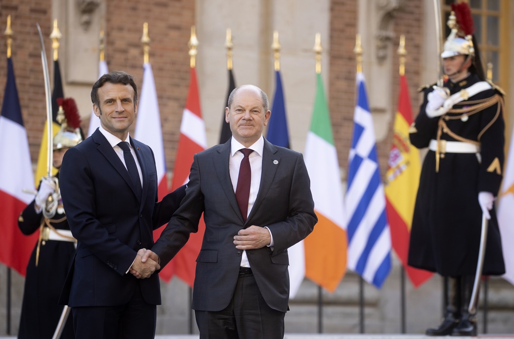 Ο Γάλλος πρόεδρος, Εμανουέλ Μακρόν, με τον Γερμανό καγκελάριο, Όλαφ Σολτς