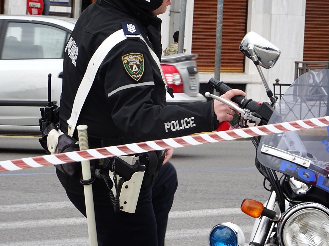 Αστυνομικός με μηχανή και κορδέλα για το κλείσιμο δρόμων