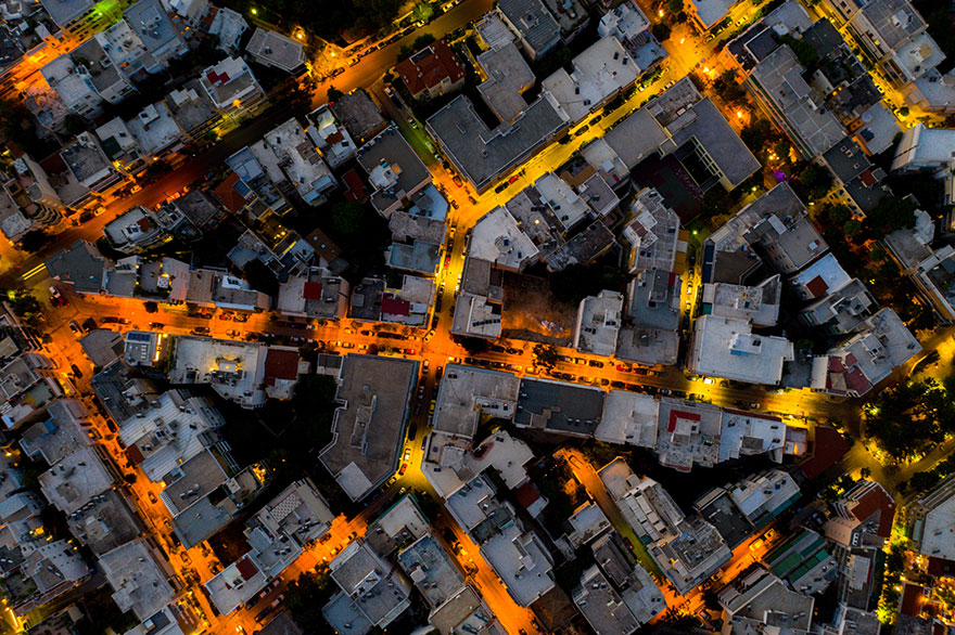 Το παιχνίδι του φωτός και της σκιάς σε δρόμους της Αθήνας