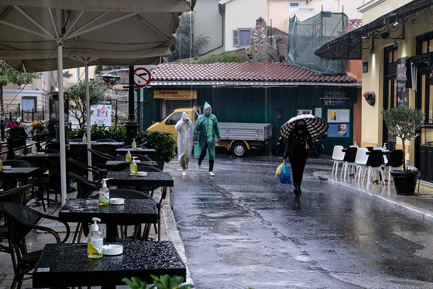 Έντονη βροχόπτωση στο κέντρο της Αθήνας - Η κακοκαιρία επηρέασε την Αττική