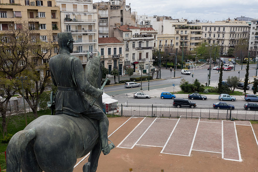 Το άγαλμα του Κωνσταντίνου στο Πεδίον του Άρεως - Ελάχιστα αυτοκίνητα