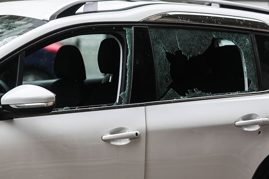 Το κλεμμένο αυτοκίνητο που ενεπλάκη στην επεισοδιακή καταδίωξη με πυροβολισμούς στο κέντρο της Αθήνας