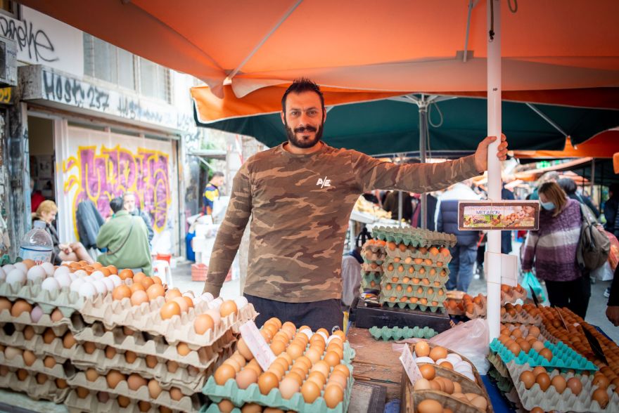 Ο Άγγελος Κούρσος πουλάει αυγά στη λαϊκή της Καλλιδρομίου εδώ και 25 χρόνια