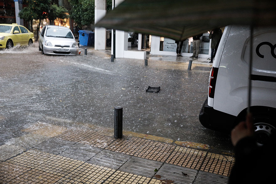 Πλημμυρισμένος δρόμος στο κέντρο της Αθήνας από την κακοκαιρία