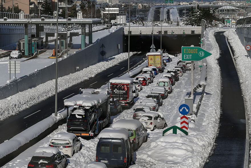 Κολλημένα στο χιόνι στην Αττική Οδό τα οχήματα για δεύτερο 24ωρο