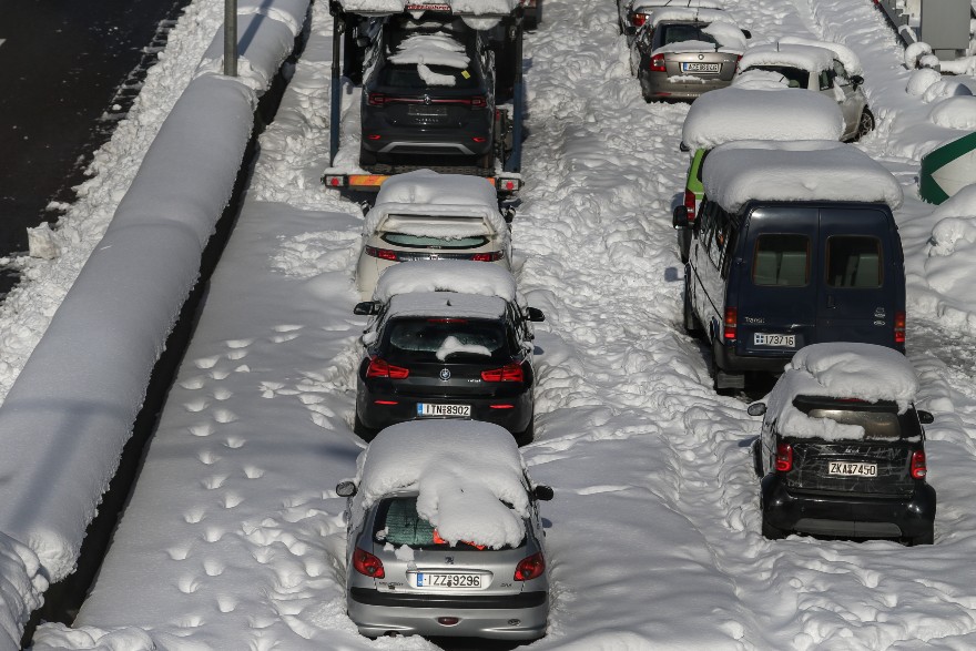 Οχήματα σκεπασμένα από το χιόνι στην Αττική Οδό