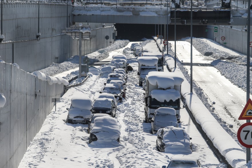 Παραμένουν σκεπασμένα στο χιόνι εγκλωβισμένα οχήματα στην Αττική Οδό