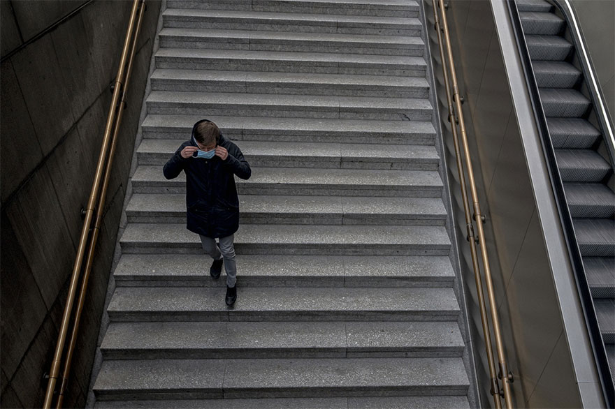 Αυστρία: Πολίτης με μάσκα για τον κορωνοϊό κατεβαίνει τις σκάλες στο Μετρό