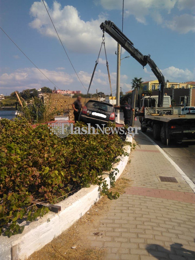 Απίστευτες εικόνες στα Χανιά με αυτοκίνητο να προσγειώνεται στη στέγη κατοικίας - Απομακρύνθηκε με γερανό