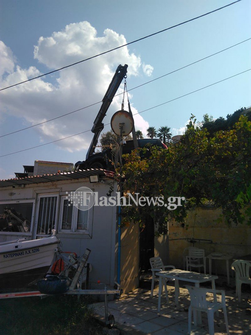 Τροχαίο στα Χανιά: Με γερανό απομακρύνθηκε το όχημα που προσγειώθηκε στη στέγη σπιτιού