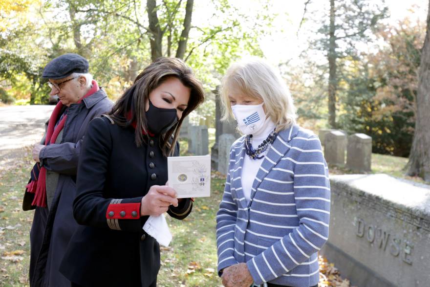 Η Γιάννα Αγγελοπούλου στο κοιμητήριο Mount Auburn για να τιμήσει τους φιλέλληνες Samuel Gridley Howe και Edwart Everett