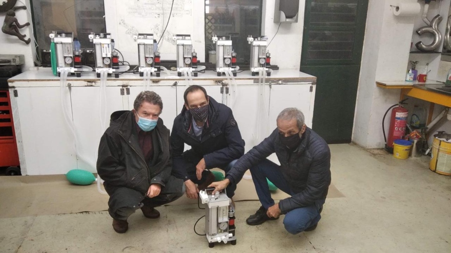 Ο Στέφανος Χατζιαγάπης, ο Άκης Πανουσόπουλος και ο Δημήτρης Κορρές με το πρωτότυπο του Avra 20 στο εργαστήριο του τελευταίου