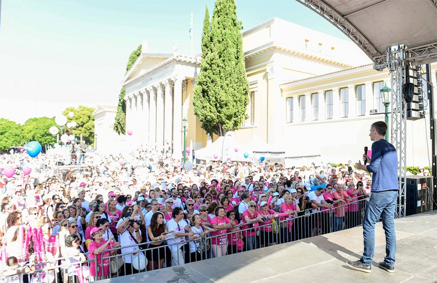 Ο δήμαρχος Αθηναίων Κώστας Μπακογιάννης καλοσωρίζει τους δρομείς στο Ζάππειο