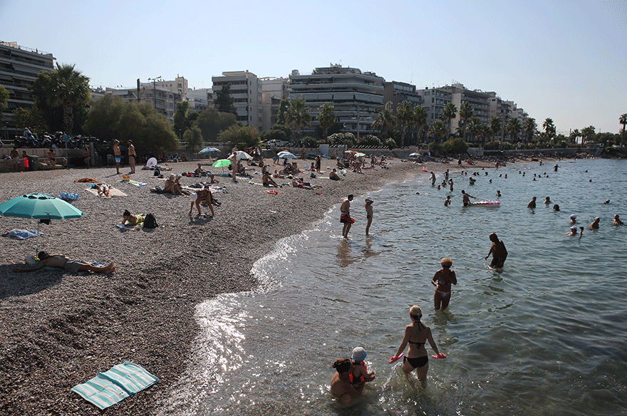 Λουόμενοι στο Νέο Φάληρο