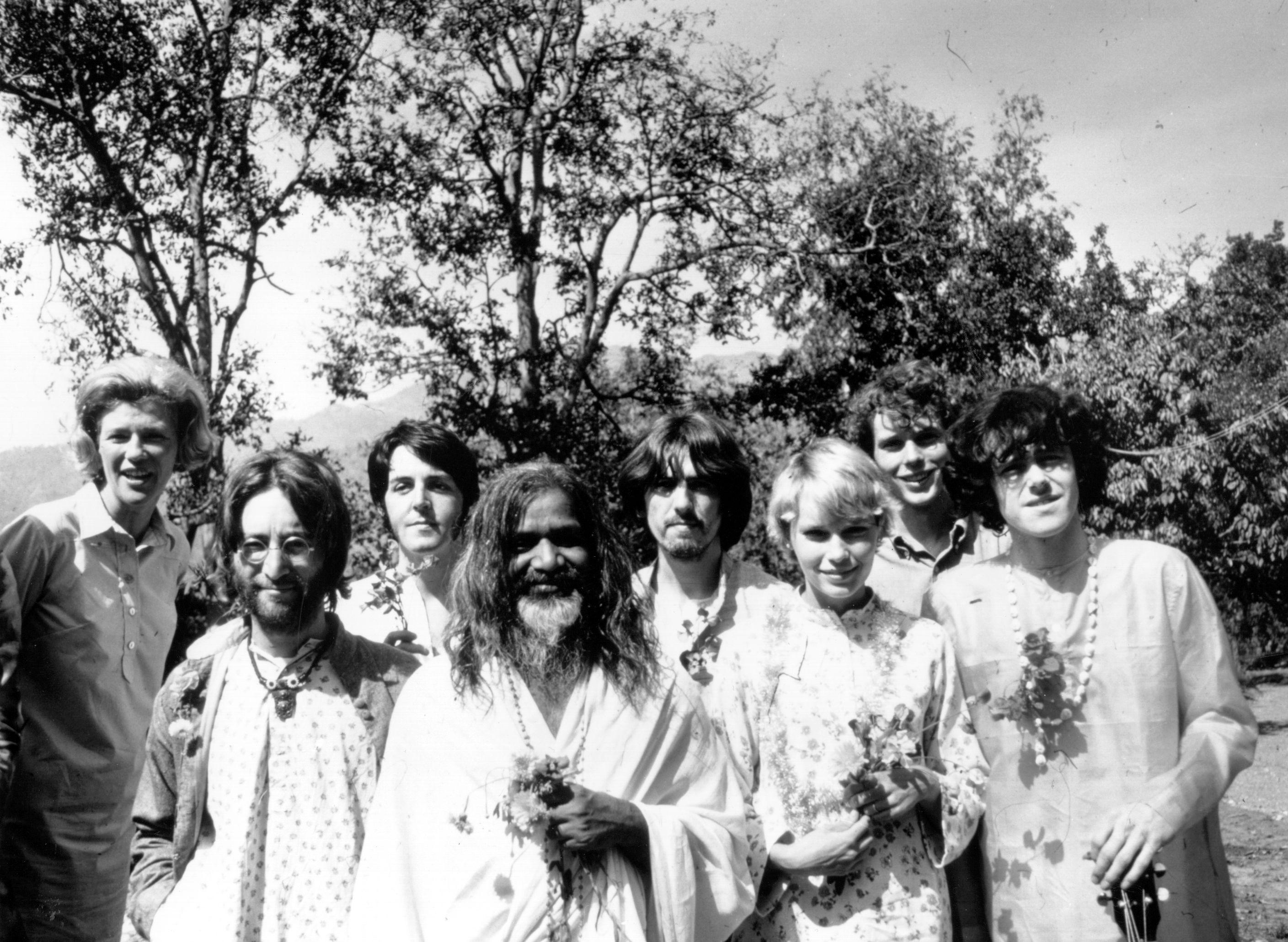 John Lennon, Paul McCartney, Maharishi Mahesh Yogi, George Harrison, Mia Farrow, Donovan με fans των Beatles στην Ινδία, Μάρτιος 1968
