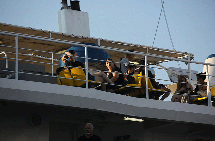 Ταξιδιώτες στο λιμάνι του Πειραιά