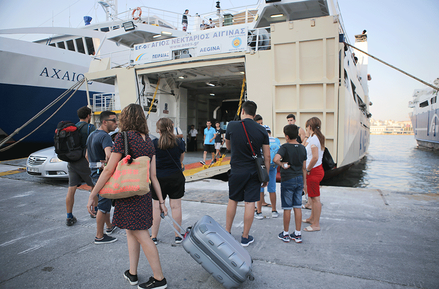 Ταξιδιώτες στο λιμάνι του Πειραιά
