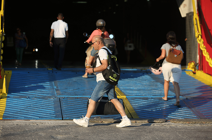 Ταξιδιώτες στο λιμάνι του Πειραιά