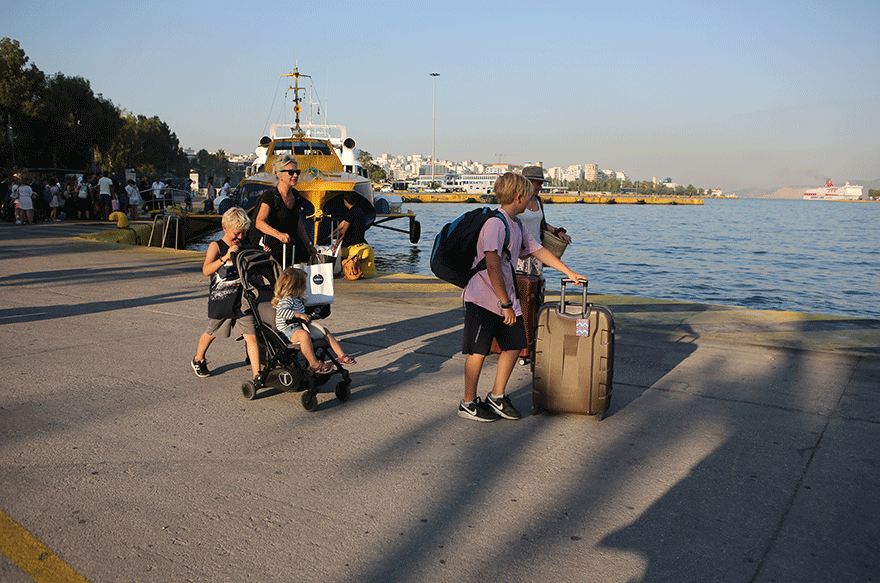 Ταξιδιώτες στο λιμάνι του Πειραιά