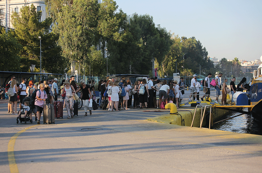 Ταξιδιώτες στο λιμάνι του Πειραιά
