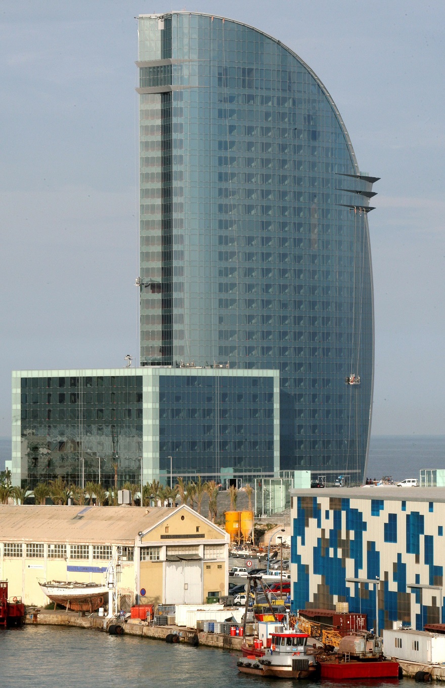 Το ξενοδοχείο «W» στη Βαρκελώνη που σχεδίασε ο Ρικάρντο Μποφίλ