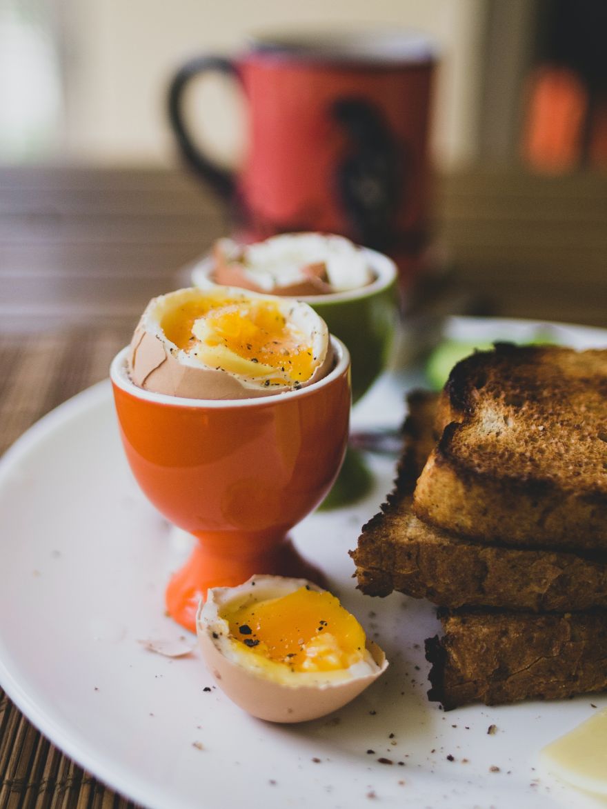 Βραστό αυγό και ψωμί ολικής άλεσης