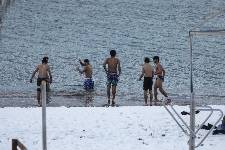 Κακοκαιρία «Ελπίδα»: Παρά το χιόνι, παρέα χειμερινών κολυμβητών επιχείρησε βουτιές στο Παλαιό Φάληρο