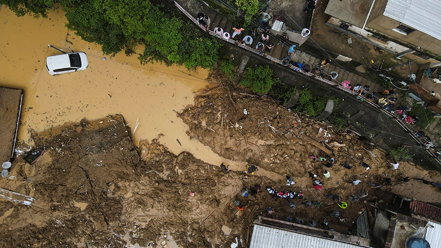 Βραζιλία: Αυτοκίνητο έχει καλυφθεί από το νερό και τη λάσπη στην Πετρόπολις